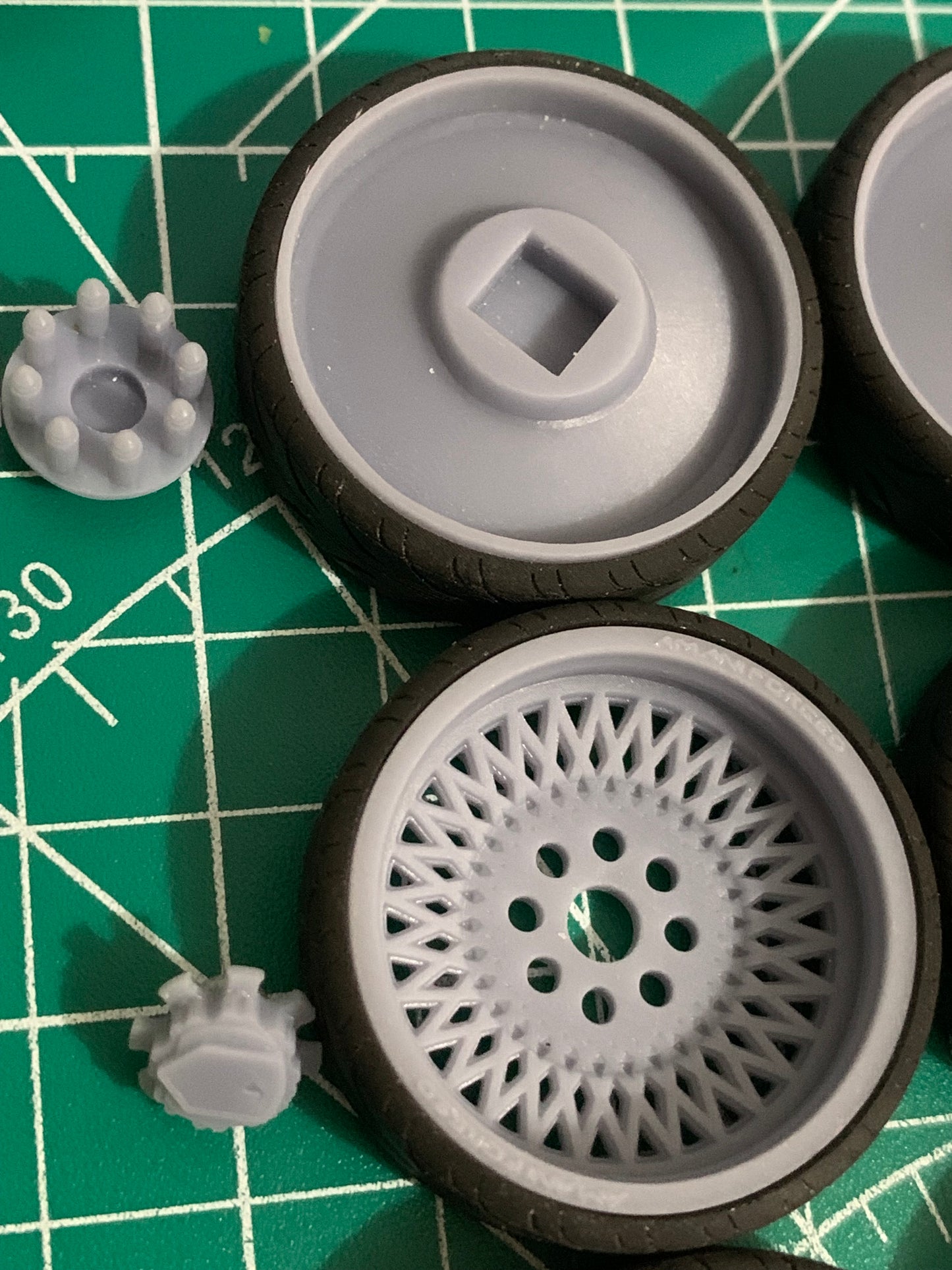 1/25 Scale - AMANI CHILE V2 in 26"-32" (Multi-Piece) Dually Truck Rims